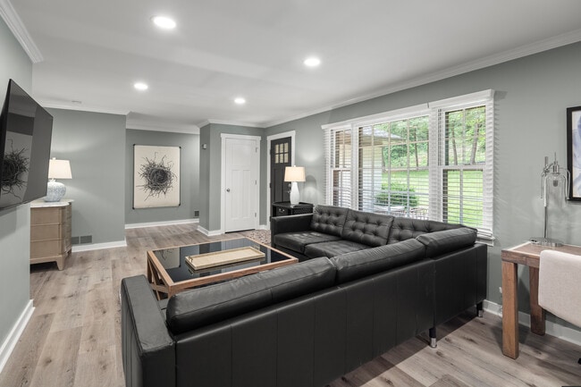 Sala de estar de concepto abierto con abundante luz natural - 116 Overlook Rd