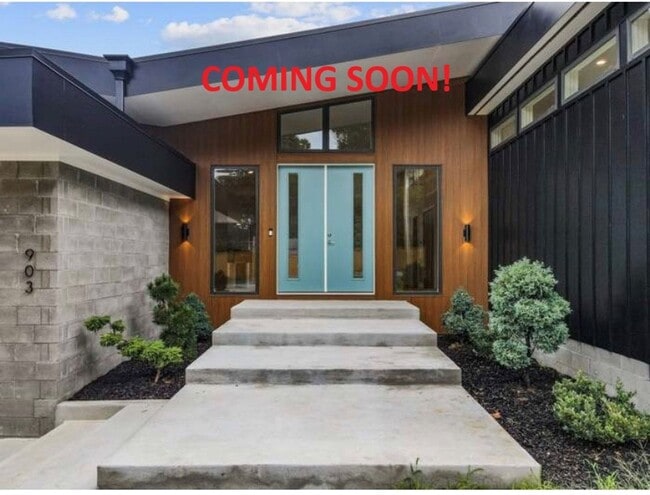 Building Photo - 903 Oak St