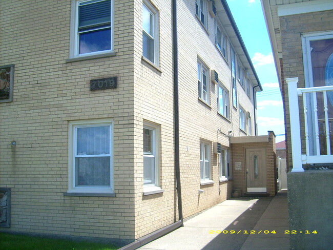 Photo - 7019 W Irving Park Rd Unidad 2 Rental