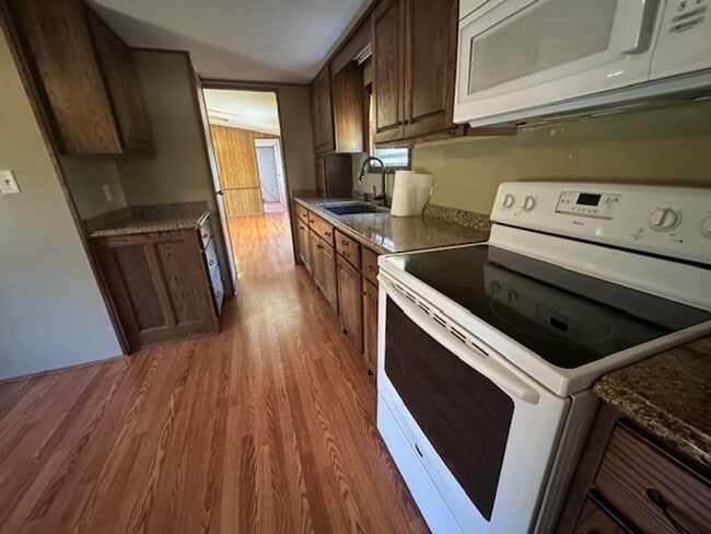 Building Photo - 2 Bed 1 Bath Nice Yard! Rental