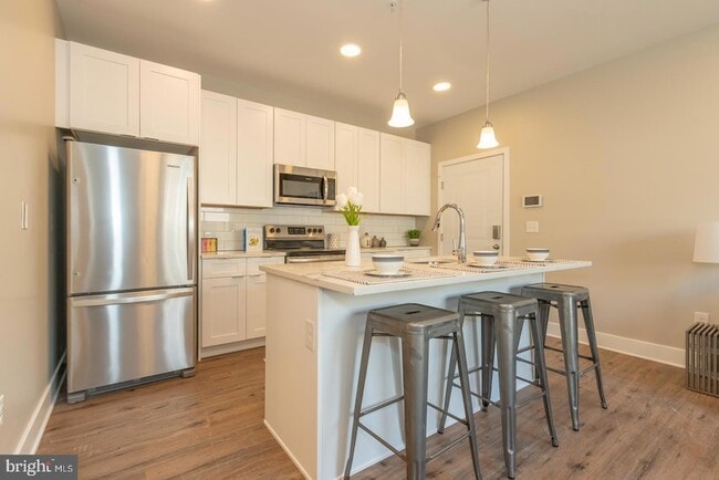 Building Photo - 2220-28 Master St Unit 3