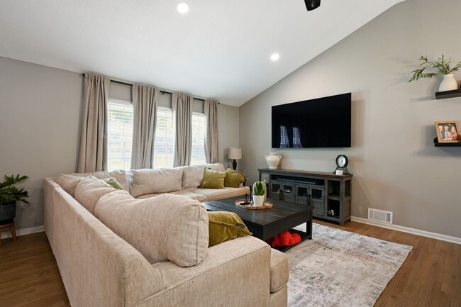 Photo - 205 SW Craigmont Dr