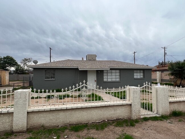 Building Photo - Bright & Comfortable Living in Prime Phoenix Location