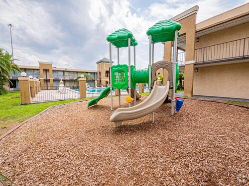 Building Photo - 4645 N Socrum Loop Rd Unit King Studio Renovated Rental