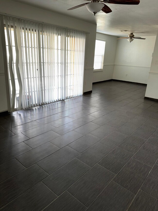 Building Photo - 4029 Versailles Dr