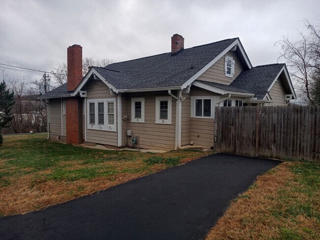 Photo - Gorgeous house walking distance from Biltmore Village available now!