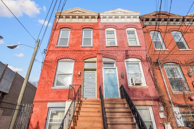 Building Photo - 92 Prescott St