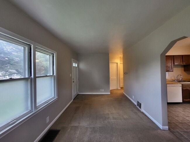 Don't miss this fully fenced back yard, de... - Don't miss this fully fenced back yard, de... House