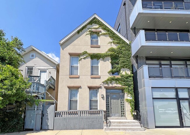Building Photo - 942 N Elston Ave Unit 2R Rental