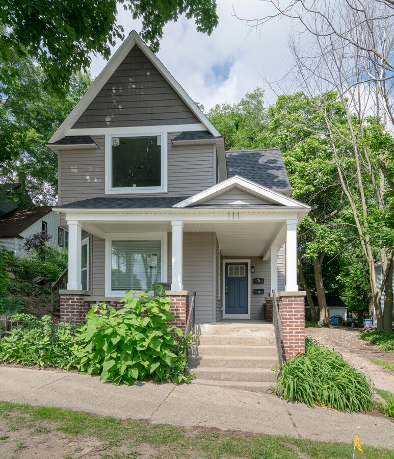 Photo - 111 Houseman Ave NE