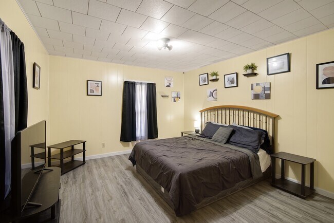 123 W Waupansie St