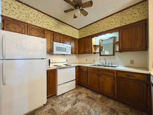 Building Photo - 2/1.5 1400sqft Townhouse with Water, Trash... Unit Apartment 3