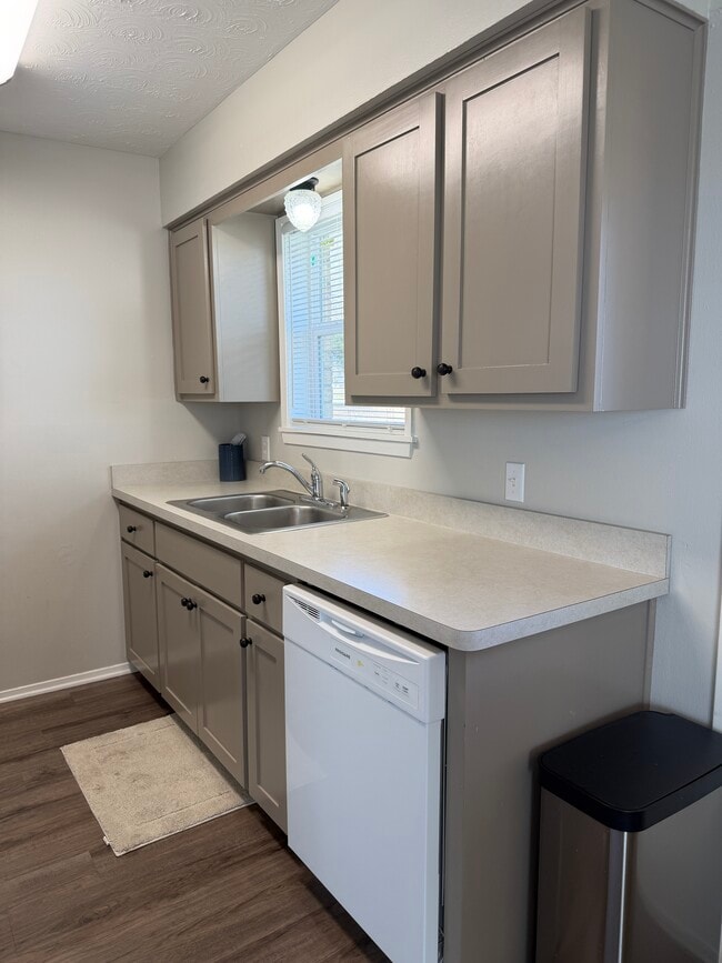 kitchen - 2604 N Austin Ave