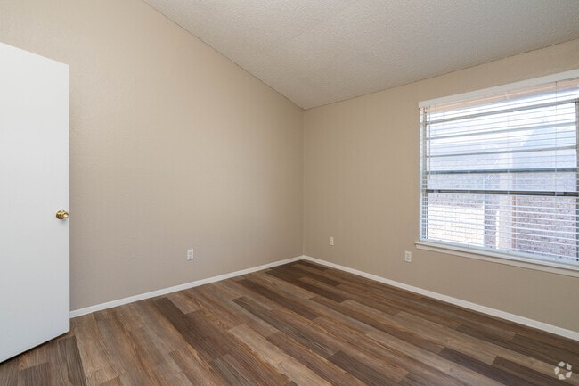 2BR, 1BA - 750SF