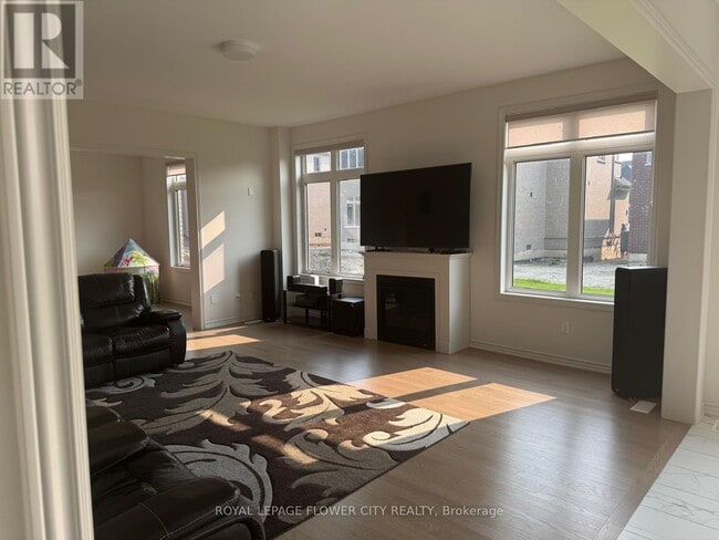 Photo - 32 Twinleaf Cres