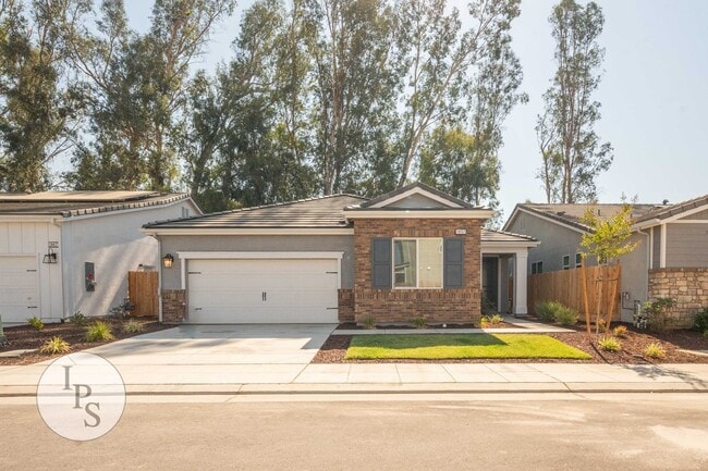 Building Photo - Newer East Clovis Home, 4BR/2BA, with Sola...