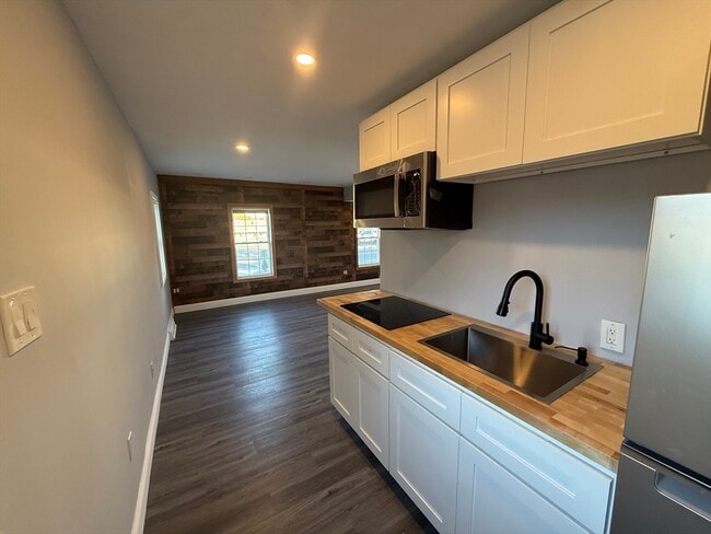 Building Photo - 176 Court St Unit 1