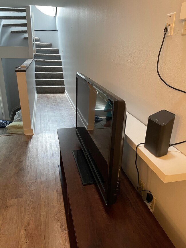 living room 3 - 815 W Pensacola St