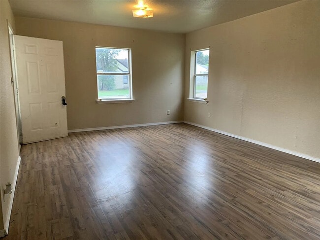 Photo - 402 W Poplar Ave