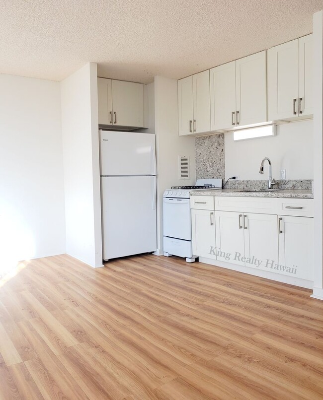 Building Photo - VERY CLEAN Studio / 1 bath w/full kitchen/... Unit PGA704 Rental