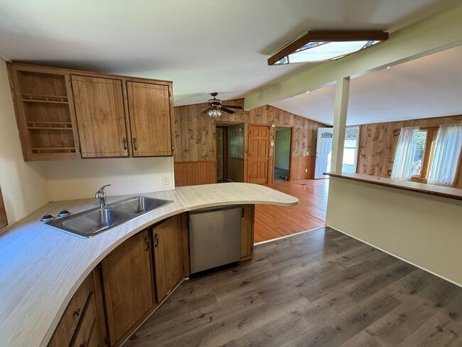 3240 Woodland Dr