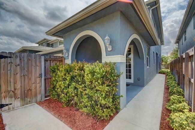 Photo - 1135 NE 3rd Ave