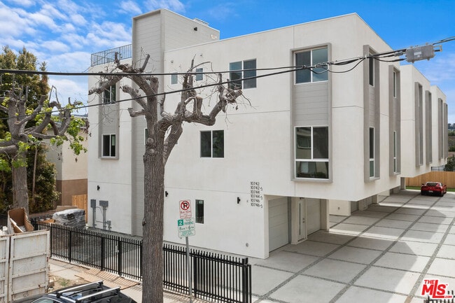 Building Photo - 10746 Hortense St Rental