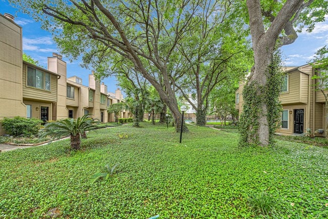 Building Photo - 1500 Sandy Springs Rd Unit 35