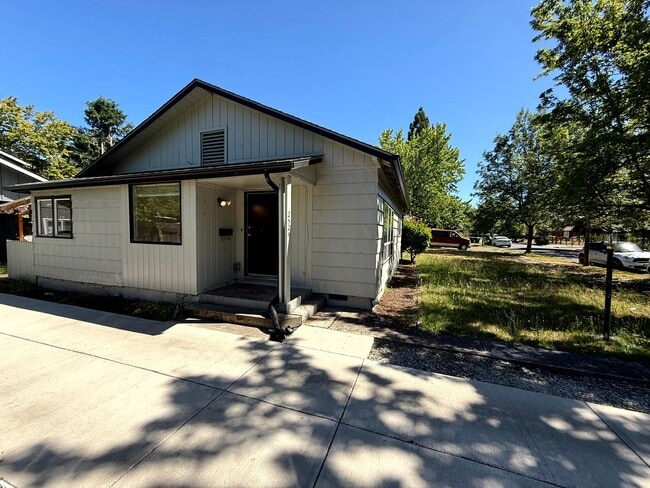 Building Photo - 3 Bedroom Duplex Close to U of O Campus