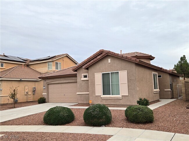 Photo - 993 White Glacier Ave