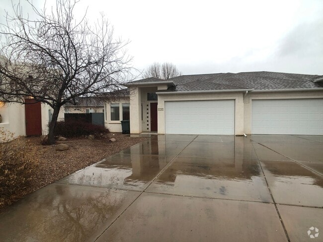 Building Photo - North Grand Junction: 2 bed 2 bath 2 car g... Rental