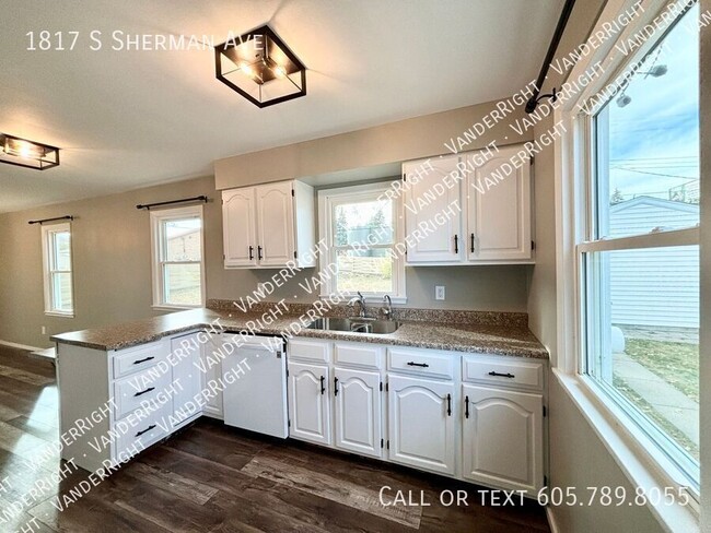 Charming Updated 2 Bedroom House! - Charming Updated 2 Bedroom House!