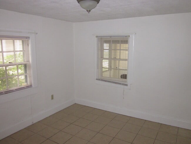 Photo - 2 Bed/1 Bath Duplex Close to Campus on NW ...