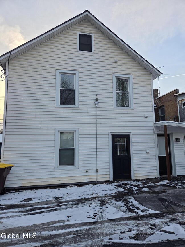 Photo - 669 Pawling Ave Unidad #2