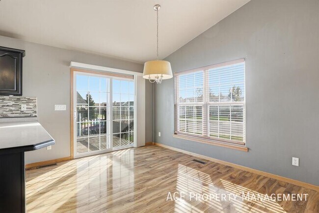 Photo - 6950 Manchester St