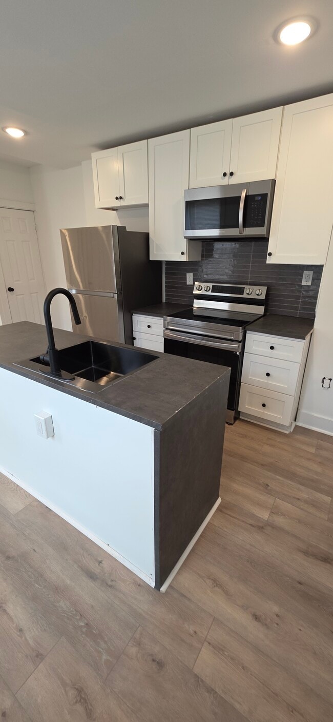 Building Photo - 801 N Port St