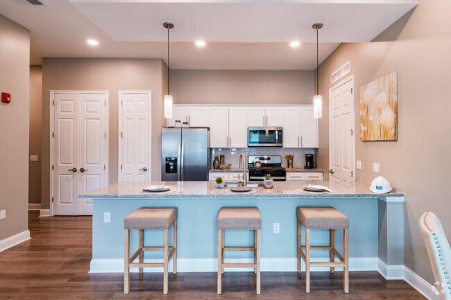 2BR, 2BA - 1015SF - Kitchen and Dining