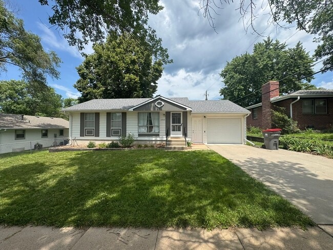 3 +1 Bed, 1 Bath with attached garage - 3 +1 Bed, 1 Bath with attached garage Casa