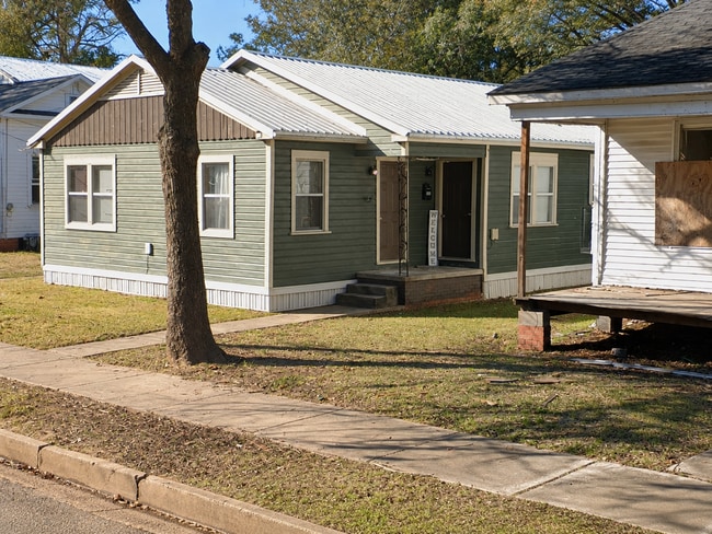 Photo - 2028 Levin St