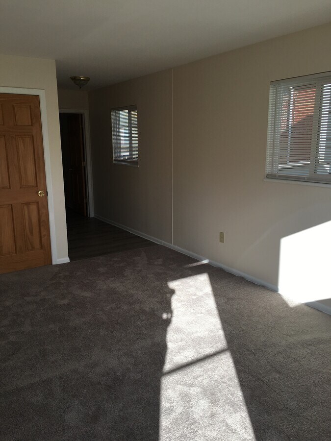 Living Room - 1088 Franklin Ave Apartments Unit D