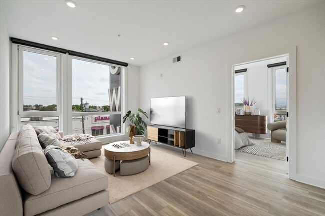 Building Photo - 2636 E York St Unit 504