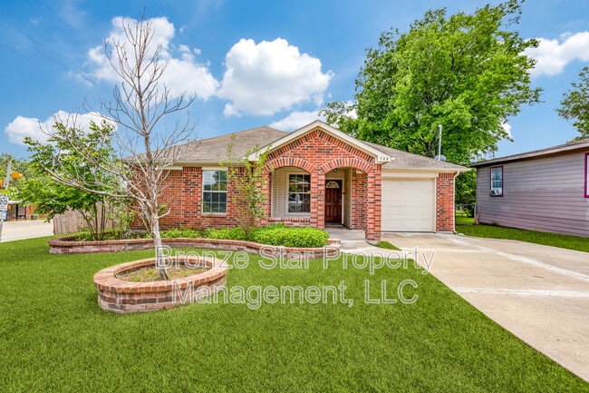 Building Photo - 722 Seneca Dr