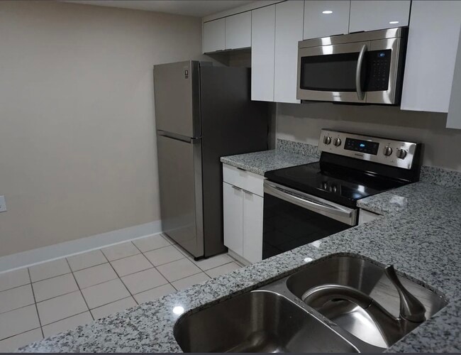 Building Photo - 11285 N Kendall Dr Unit L-105