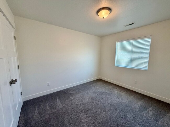 Photo - 428 1625 N