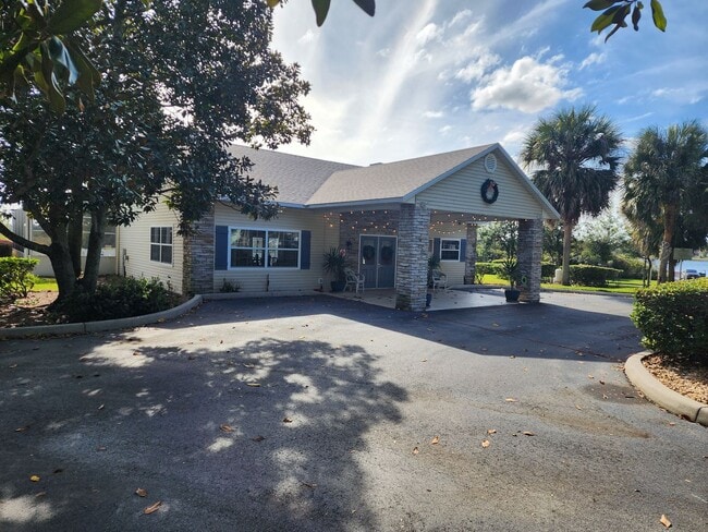 Photo - Tavares Lake Saunders Pointe