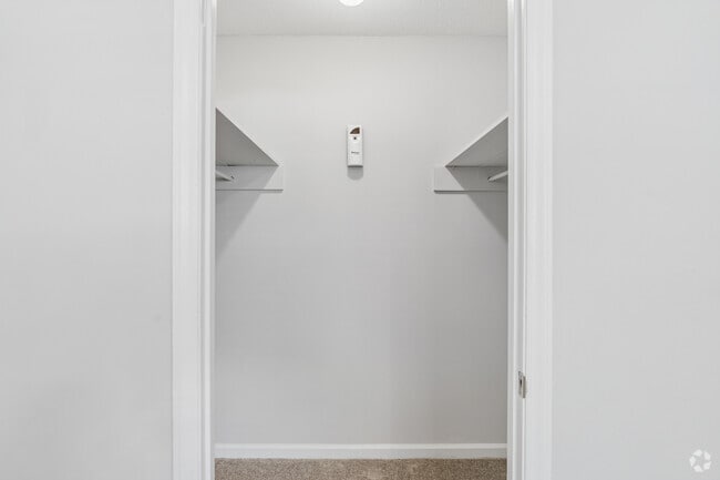 Majestic -2BR, 1BA - 900SF - Walk-In Closet