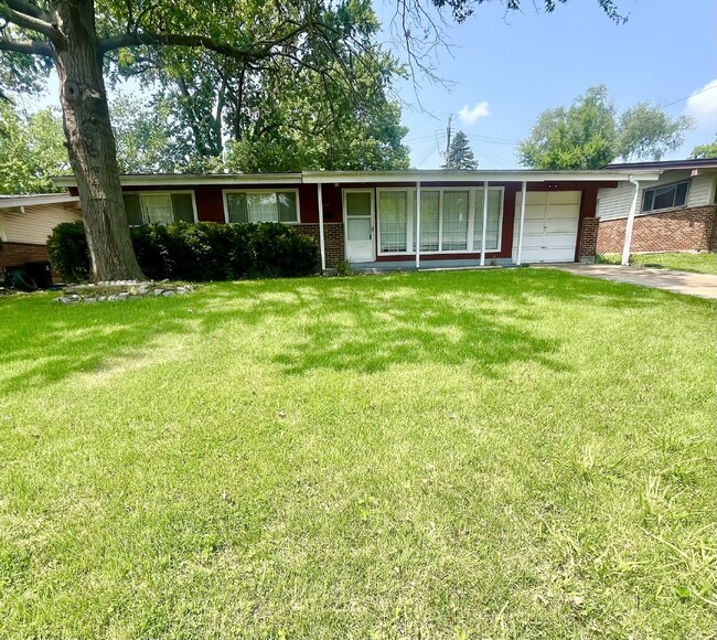 Beautiful 3 bed, 1 bath ranch home available - Beautiful 3 bed, 1 bath ranch home available Unit A