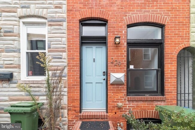 Building Photo - 229 S Madeira St Rental