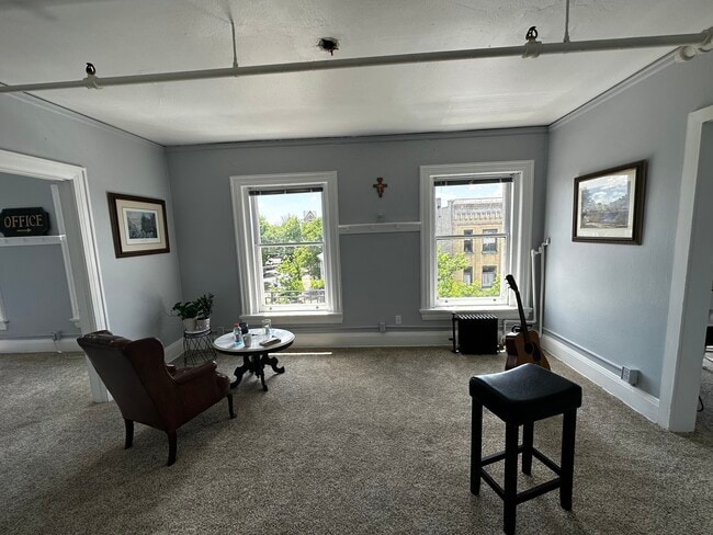 Photo - 607 E 5th St