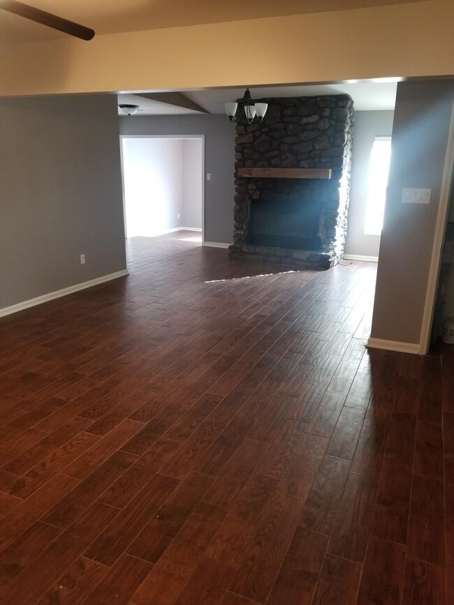1817 Troy Cir